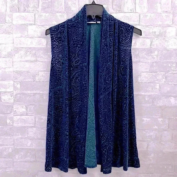 Susan Graver Tops - Woman’s Susan graver green burnt out lace vest ladies shirt